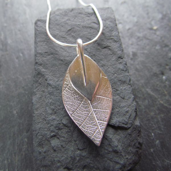 Double leaf pendant
