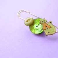 Green Cat Large Kilt Pin Brooch thumbnail